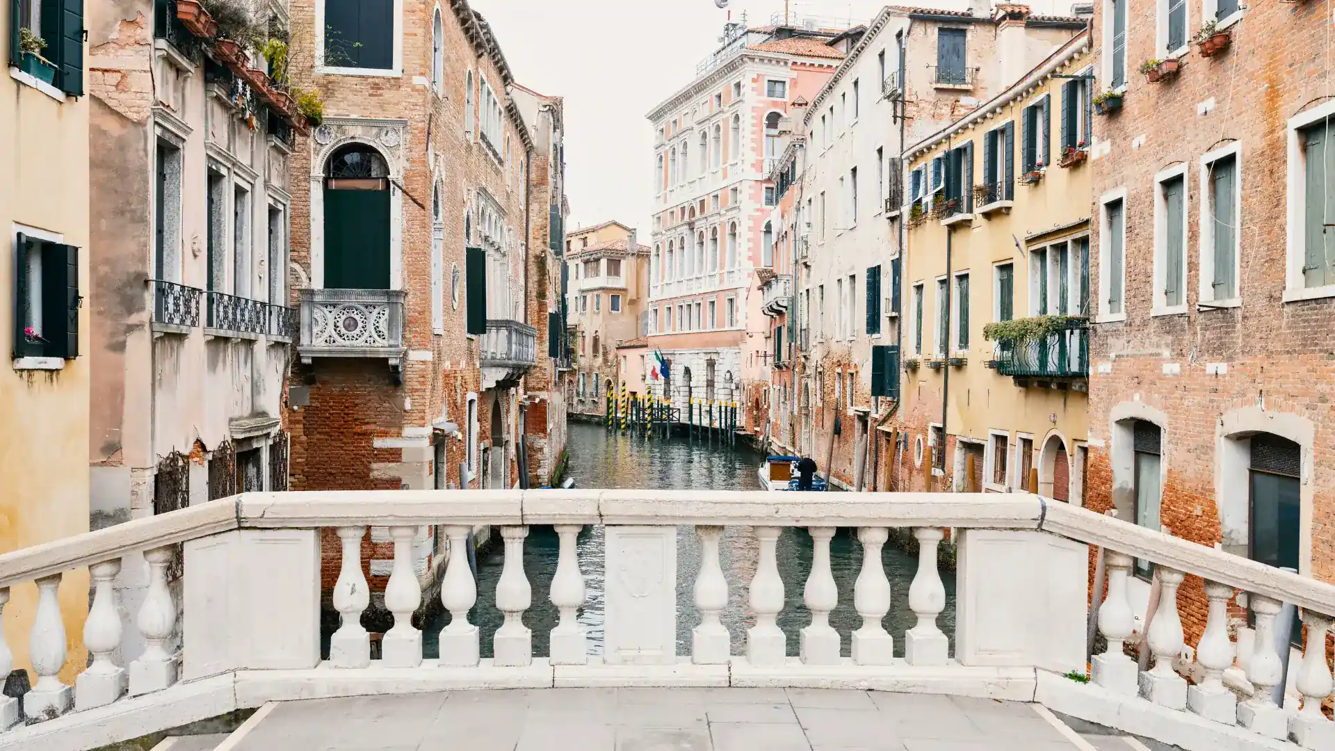 Un canale di Venezia, raggiunto in taxi acqueo privato da Piazzale Roma