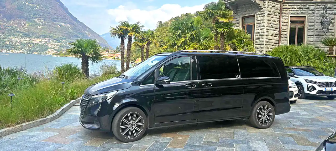 Mercedes Classe V VLS davanti a una villa sul lago, pronta per il transfer
