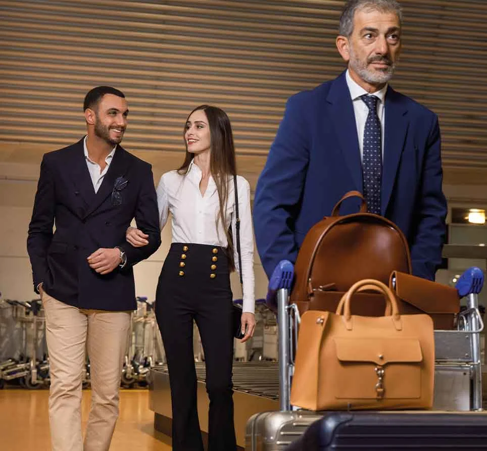 Autista VLS che porta i bagagli di due ospiti in aeroporto