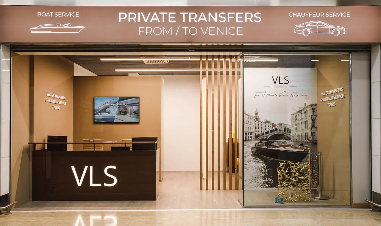 Ospiti al banco del desk VLS nella sala arrivi dell'aeroporto di Venezia