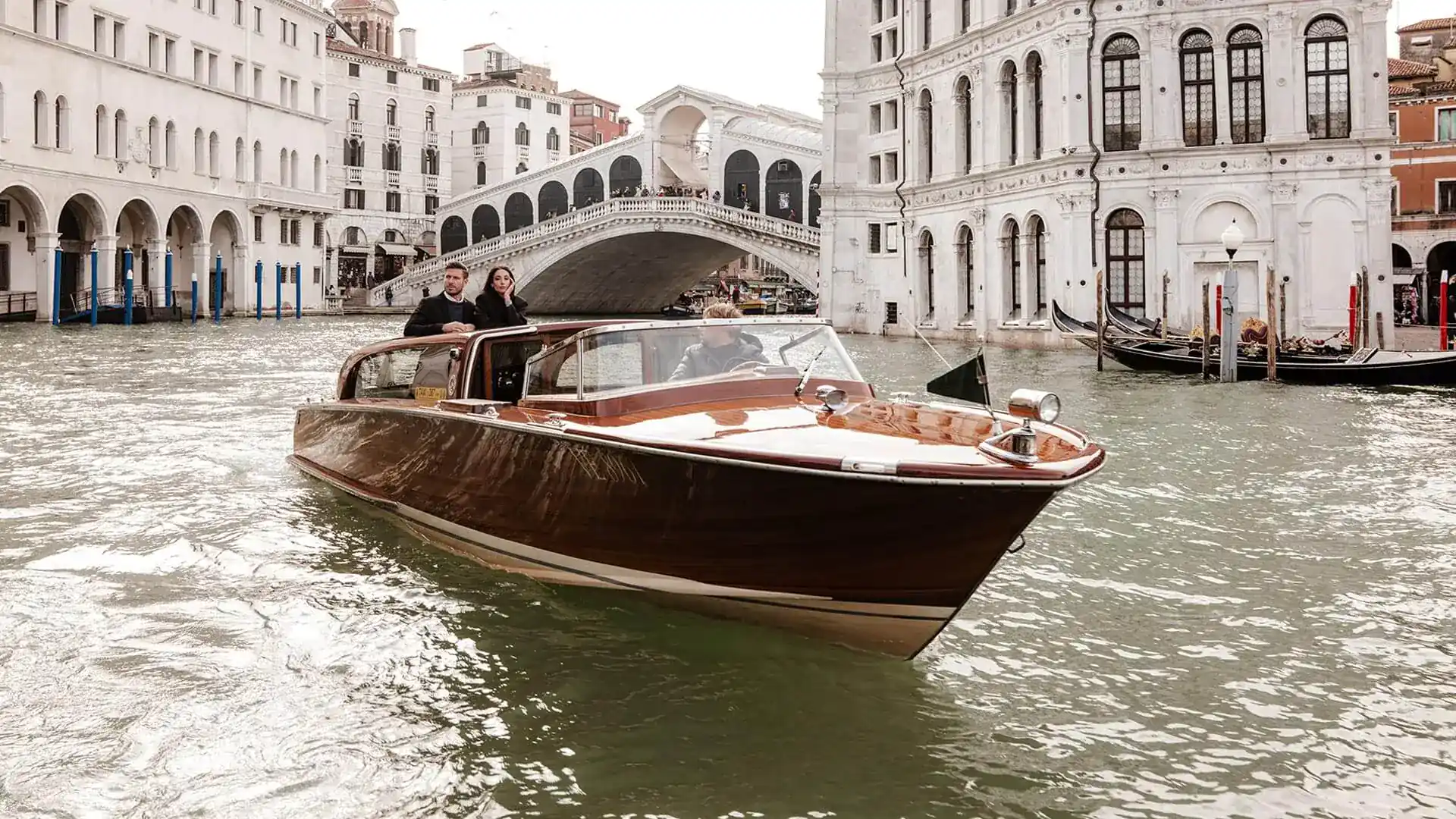 Taxi acqueo privato VLS con ospiti sul Canal Grande davanti al Ponte di Rialto