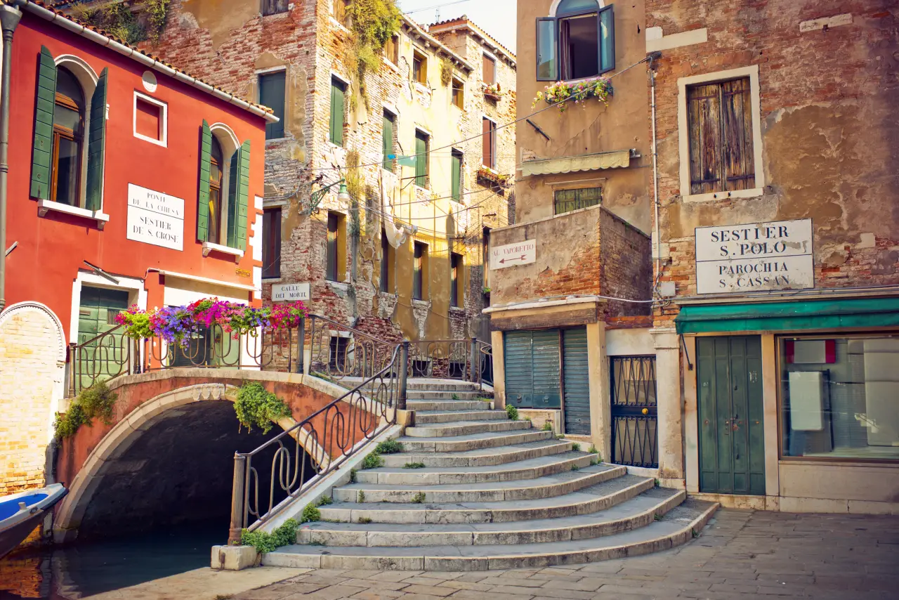Un canale tranquillo con un ponte in pietra nel sestiere di San Polo a Venezia
