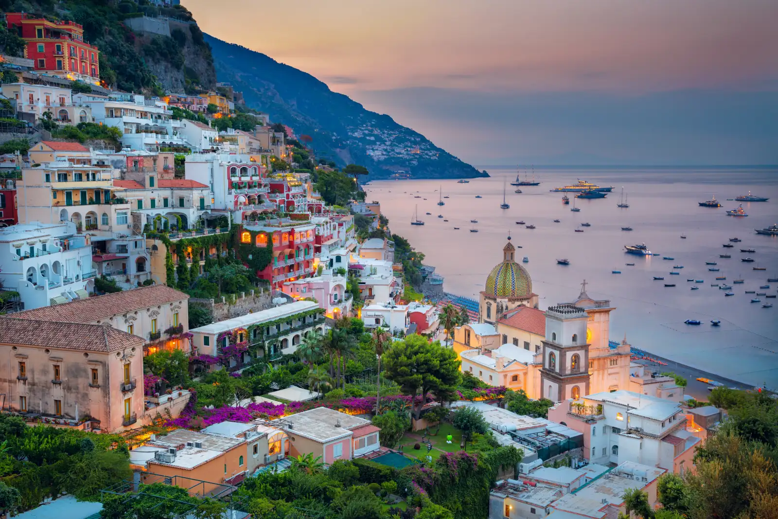 Positano al tramonto con le barche nella baia