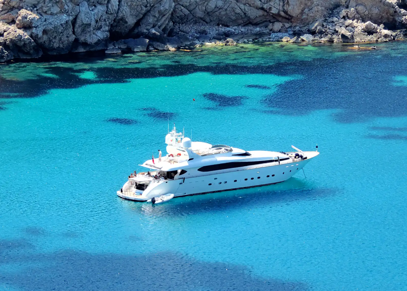 Yacht alla fonda in una caletta dall'acqua turchese